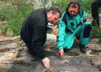 Los arqueólogos Manuel Calado (a la derecha) y Martinho Batista, en el yacimiento del parque rupestre del Guadiana.