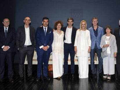 En el centro, la presidenta Cristina Cifuentes acompa&ntilde;ada de los galardonados. 