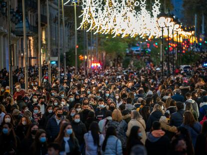 Rua lotada nesta segunda-feira em Barcelona.