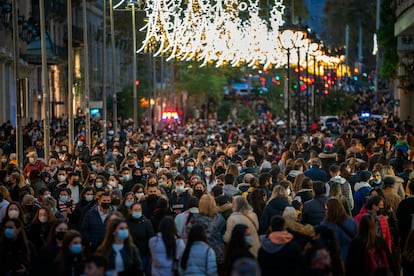 Rua lotada nesta segunda-feira em Barcelona.