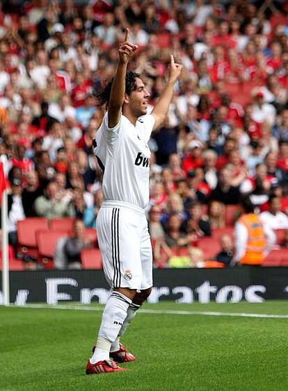 Parejo celebra un gol.