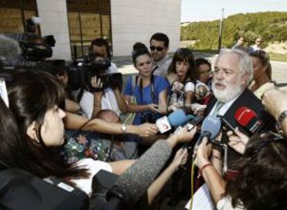 El ministro de Agricultura, Alimentación y Medio Ambiente, Miguel Arias Cañete, realiza declaraciones a los medios de comunicación.