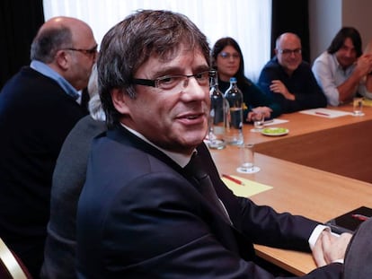 El expresidente Carles Puigdemont, en una reunión con el grupo parlamentario de Junts en Bruselas, en 2019.