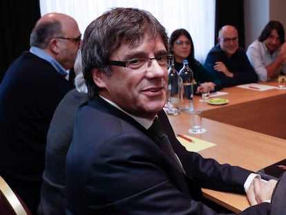 Carles Puigdemont, este lunes, en la reunión del grupo de Junts per Catalunya en Bruselas.