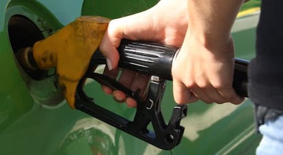 Un conductor echa carburante a su veh&iacute;culo 