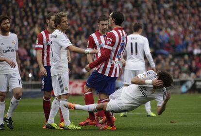 Pepe cae al suelo en el area del Atlético