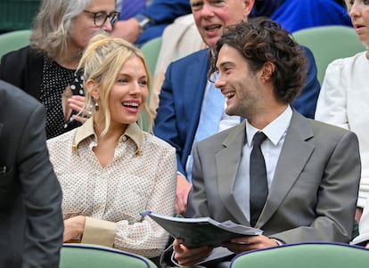 Sienna Miller (42 años) junto a su pareja Oli Green (27 años) en Wimbledon.