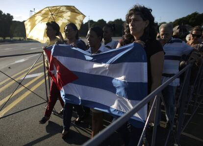 Varias mujeres sujetan la bandera cubana durante el homenaje a Fidel Castro en La Habana (Cuba), el 28 de noviembre de 2016. 