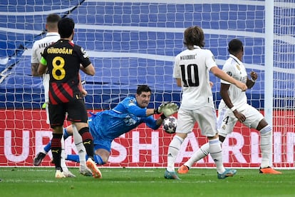 El portero belga del Real Madrid Thibaut Courtois para el balón en una acción del partido