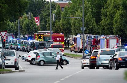 Nombrosos agents de la policia i ambulàncies envolten l'entrada del centre comercial on s'ha produït un tiroteig a Munic, Alemanya.