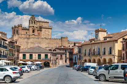 La plaza Porticada de Turégano, con el castillo al fondo.