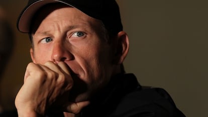 Lance Armstrong en 2010, en una conferencia de prensa en la que se defendió de las acusaciones de Floyd Landis.