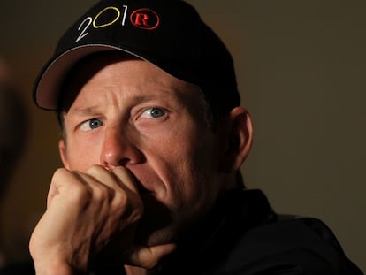 Lance Armstrong en 2010, en una conferencia de prensa en la que se defendió de las acusaciones de Floyd Landis.