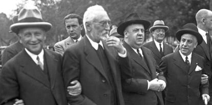 De izquierda a derecha. El ministro de Trabajo, Largo Caballero, Unamuno y el titular de Hacienda, Indalecio Prieto, durante la manifestaci&oacute;n del Primero de Mayo de 1931. 
