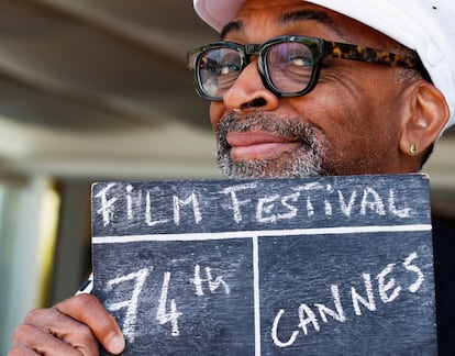 Spike Lee, presidente del jurado de la 74º edición del festival de cine de Cannes, posa con una claqueta de cine. Hace 32 años, Lee participó por primera vez en la competición de Cannes con 'Do the Right Thing' (Haz lo que debas), sobre la violencia racial en Brooklyn.