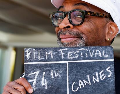 Spike Lee, presidente del jurado de la 74º edición del festival de cine de Cannes, posa con una claqueta de cine. Hace 32 años, Lee participó por primera vez en la competición de Cannes con 'Do the Right Thing' (Haz lo que debas), sobre la violencia racial en Brooklyn.