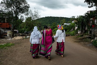  Neeta Kashid y sus compañeras visitan el pueblo de Mhasave, en el distrito de Kolhapu (Maharashtra). Las Activistas Sociales Sanitarias Acreditadas indias se declararon en huelga el año pasado para exigir mejores salarios y un estatuto laboral que incluya prestaciones sanitarias y de jubilación.  