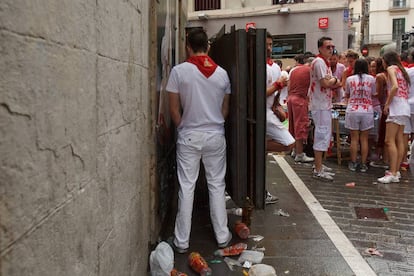 Un hombre orinando en los Sanfermines