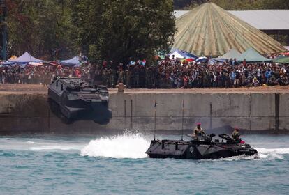 Vehículos anfibios del ejército indonesio saltan al agua durante las celebraciones del 72 aniversario de su creación en Banda Aceh (Indonesia).