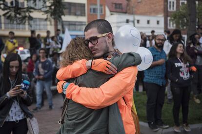 Seguidore del sí observen els resultats del plebiscit al parc dels Hippies, a Bogotà.