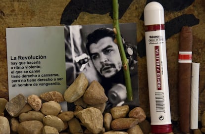 Una imagen del 'Che' Guevara junto a unos puros y cigarrillos en el memorial de Valle Grande (Bolivia) el 8 de octubre de 2017. 