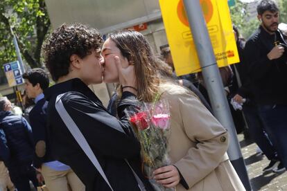 Una pareja se besaba durante la celebración de Sant Jordi en Barcelona.