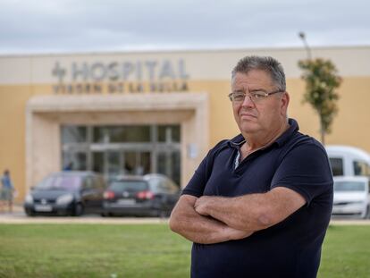 Tomás Antonio Almansa, en la puerta del Hospital Virgen de la Bella en Lepe (Huelva).