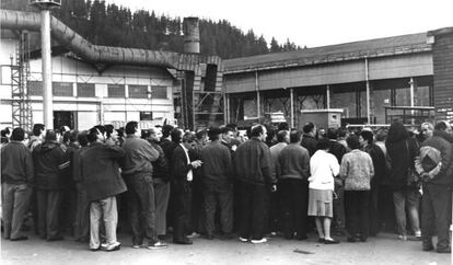 Asamblea de trabajadores a las puertas de una fábrica del País Vasco.