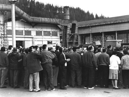 Asamblea de trabajadores a las puertas de una fábrica del País Vasco.