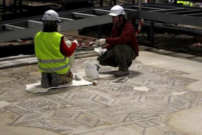 Trabajos arqueológicos en la plaza de La Encarnación de Sevilla.