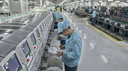Trabajadores en una planta de ensamblaje de chips de OPPO en Dongguan.