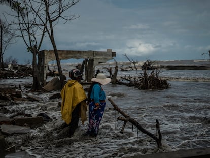 Una pareja observa los restos de casas destruídas por el mar en la colonia El Bosque, Tabasco. 18 de noviembre de 2022.