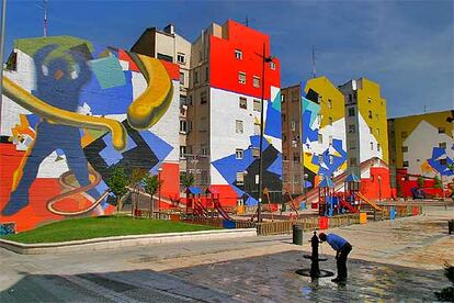 Vista general de los murales que decoran e integran varios edificios de la plaza Kirikiño, en el barrio bilbaíno de Irala.