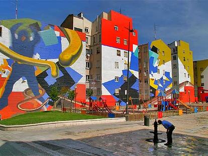 Vista general de los murales que decoran e integran varios edificios de la plaza Kirikiño, en el barrio bilbaíno de Irala.