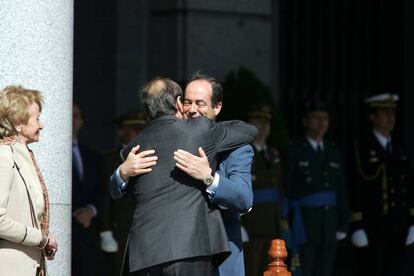 José Antonio Alonso (de espaldas) recibe el abrazo del exministro del Interior José Bono en presencia de María Teresa Fernández de la Vega, en 2006.