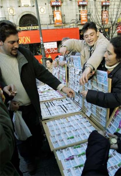 Un puesto callejero de venta de lotería en Madrid.