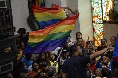 Cientos de personas ingresan a la fuerza al Palacio Legislativo para impedir una sesión especial en la que se discutiría un juicio político contra el presidente Nicolás Maduro. Varias personas resultaron heridas.