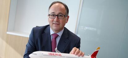 Luis Gallego, presidente de Iberia, con la maqueta de un A330.