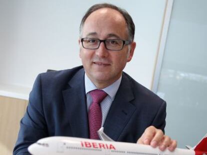 Luis Gallego, presidente de Iberia, con la maqueta de un A330.