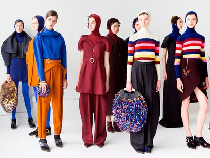 Delpozo apuesta por las capuchas y los bolsos circulares