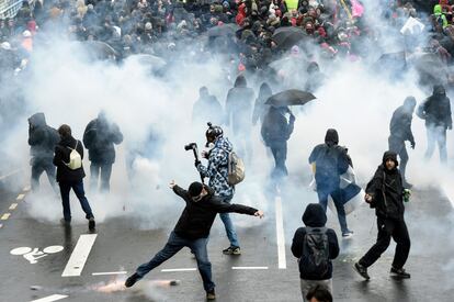 En la imagen, la policía usa gas lacrimógeno para dispersar a un grupo de personas que protesta en Nantes. Las negociaciones entre el Gobierno y los sindicatos para poner fin a la crisis están estancadas.