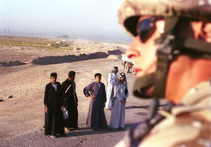 Un soldado español observa a un grupo de civiles en Diwaniya (Irak).