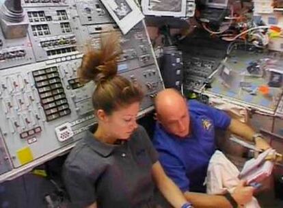 La tripulante Tracy Caldwell y el capitán Scott Kelly<i>,</i> en la cabina del <i>Endeavour.</i>