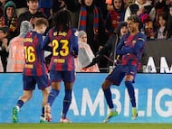 Lamine Yamal celebra su gol ante el Oviedo, junto a sus compañeros.