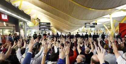 Empleados de Iberia rodeados de polic&iacute;as en la T-4 de Barajas.