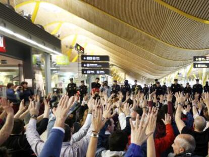 Empleados de Iberia rodeados de polic&iacute;as en la T-4 de Barajas.