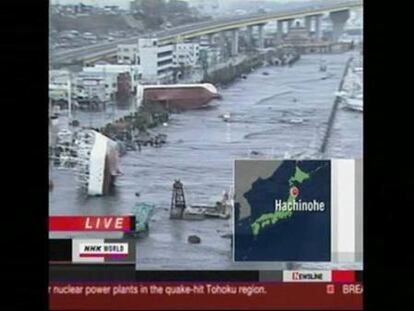 Los barcos entran en la autopista con el tsunami