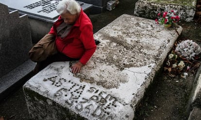 Felipa Peinado, en la tumba donde fueron enterrados su padre y su abuelo, ambos fusilados. La lápida dice: "5 y 3", por las víctimas exhumadas gracias a su empeño.