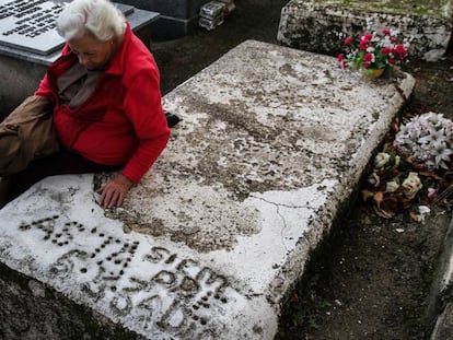 Felipa Peinado, en la tumba donde fueron enterrados su padre y su abuelo, ambos fusilados. La lápida dice: "5 y 3", por las víctimas exhumadas gracias a su empeño.