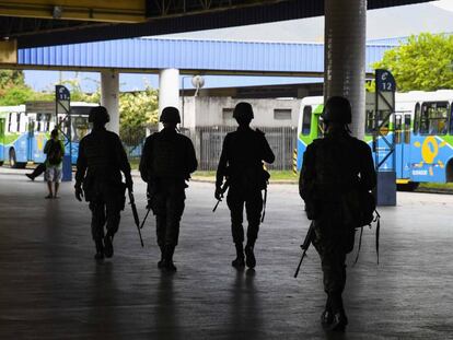 Exército patrulha um terminal de ônibus, em Vitória, nesta terça.